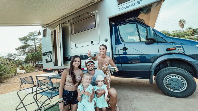 Une famille de 5 passionnés de voyages (Charlie 1 an et demi, Violette 6 ans, Giulia 15 ans, Cedric 35 ans et Jeniffer 37 ans).

Nous avons voyagé avec notre camping-car 4x4 pendant un an sur le continent américain, nous adorons le sentiment de liberté que nous procure ce type de voyages.

Depuis notre retour nous continuons à voyager et découvrons avec plaisir notre beau continent européen.
Nous avons de très nombreux projets à venir