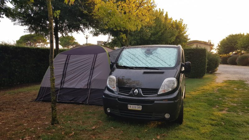 En couple depuis 2009… C’est en 2014, suite à un souci de santé, qu’on réalise qu’on a qu’une vie et qu’il faut en profiter. C’est à ce moment que nous fabriquons nos meubles amovibles pour notre Renault Trafic et que l’aventure commence !
