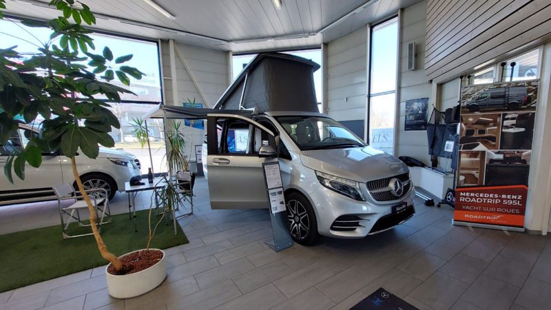 En utilisant l’expérience et la connaissance approfondie des constructeurs des yachts néerlandais, nous avons introduit sur le marché un camping-car très luxueux pour 2 personnes. Ce camping-car est construit sur châssis Mercedes-Benz et vendu exclusivement par des dealers Mercedes-Benz sélectionnés.

En plus de son allure, le Roadtrip doit son succès à sa qualité, sa fonctionnalité et sa robustesse. Ces valeurs, en combinaison avec sa conception façon Yacht et l’artisanat avec lequel le Roadtrip est construit, sont la raison pourquoi il est le meilleur de son genre.