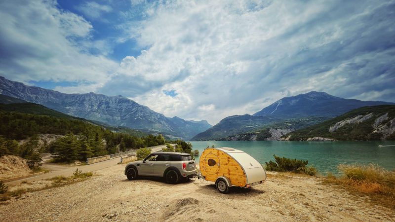 La Bouriquette est une mini caravane de fabrication artisanale et écologique normande. Elle sera votre meilleure alliée pour vos weekends, vacances ou road trip. Cette teardrop a tout pour partir vite et bien avec confort...