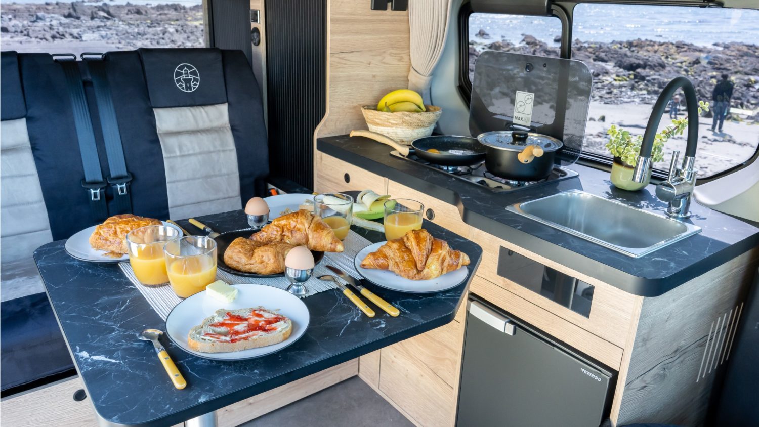 HorizonVan van aménagé avec carré de vie spacieux et cuisine équipée
 – ©GLENAN