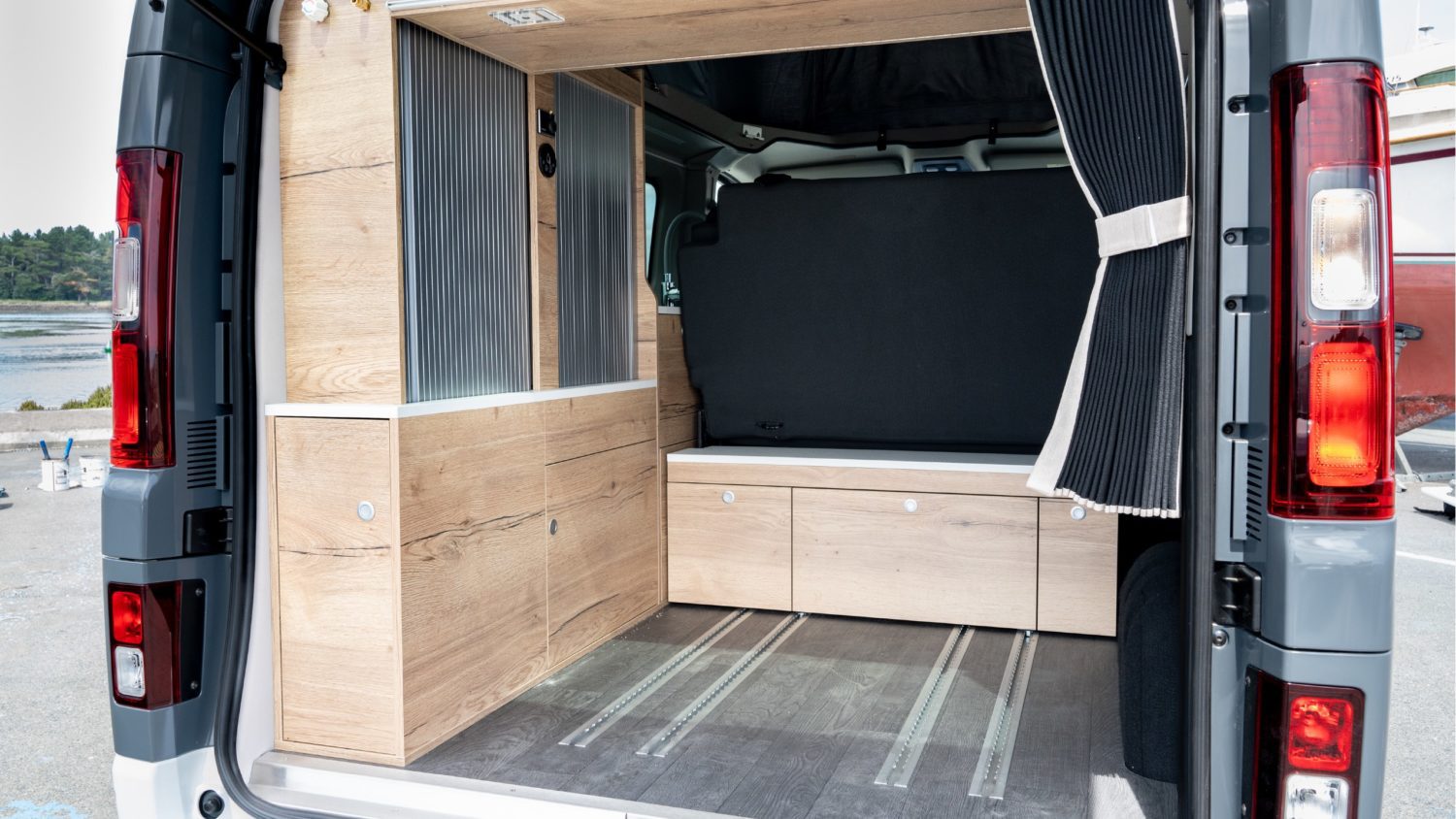 HorizonVan UP banquette coulissante avec rangements optimisés et fonctionnels – ©GLENAN