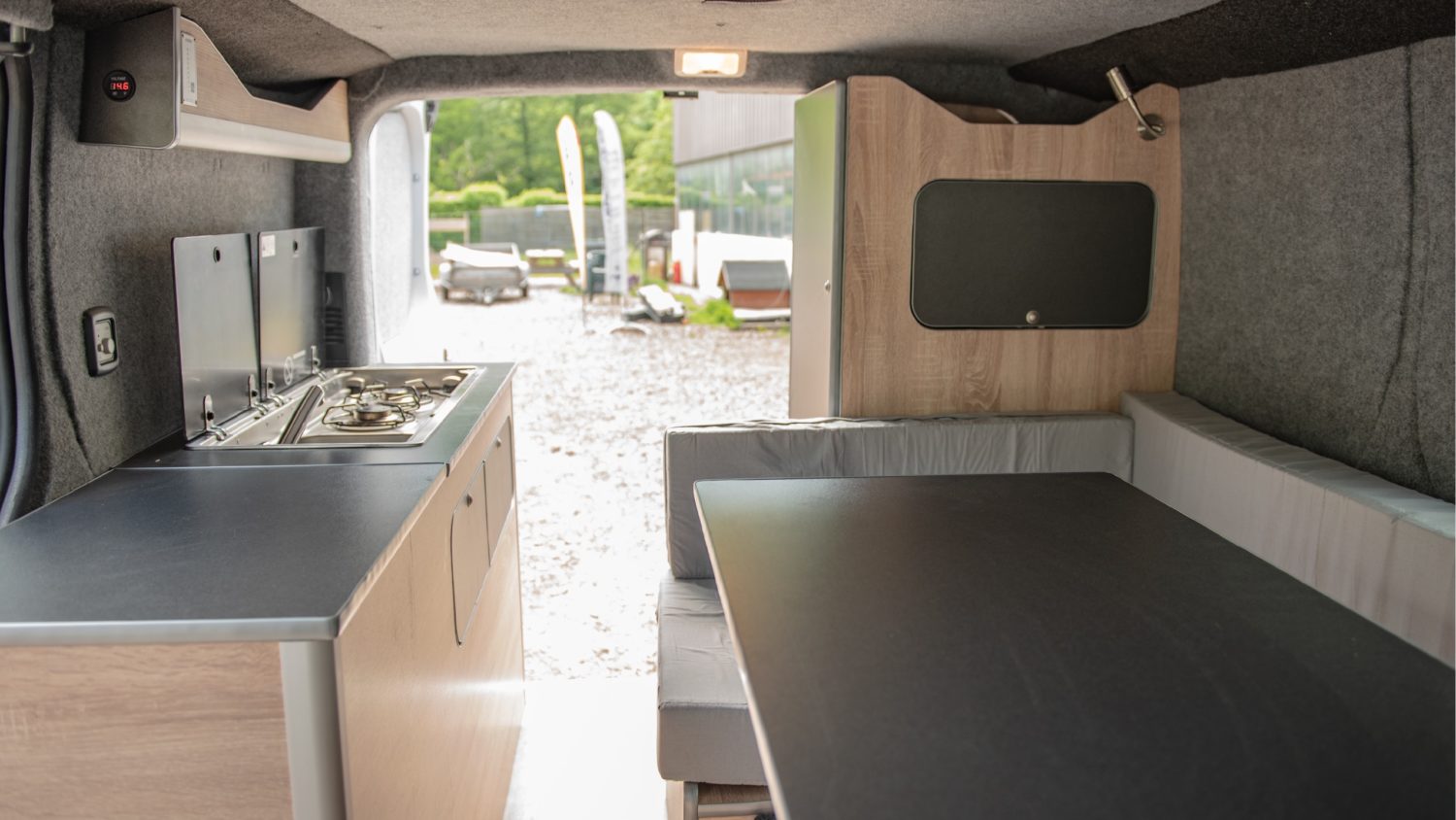 La disposition de cet aménagement, avec son lit repliable en banquette d’angle, vous permet des rangements pour vos équipements sportifs, tout en gardant le confort d’un véhicule aménagé. 