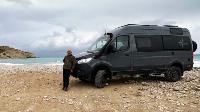 Bonjour, je m'appelle Laurent.

Moto, Fauteuil roulant, Fourgon aménagé !

Après un million de kilomètres à moto, et malgré un grave accident, je suis aujourd'hui "Encore sur la Route" avec Azimut mon Sprinter 4x4. Début 2020, j’ai décidé de poursuivre mes voyages à plein temps en fourgon aménagé ! Un projet pour préparer et équiper, mon Sprinter 4x4, afin d’être autonome, pour voyager sur les routes et les pistes du monde entier.
Suivez mes aventures...