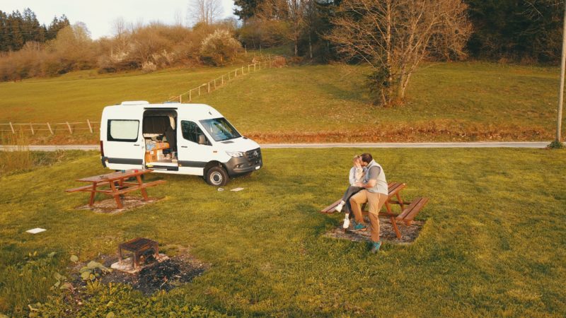 Nous sommes en couple depuis plus de 10 ans, mariés depuis 6 ans et un de nos rêves a toujours été de partir faire un grand voyage. Initialement, nous avions une tente de toit avec un pick up Ford Ranger avec lequel nous avons fait une bonne partie de le France et plein de week-end en Suisse. Voulant partir davantage par tous les temps et pour plus de confort nous avons décidé de le vendre pour nous lancer dans l’aménagement d’un van. 

Depuis l’été 2022, nous aménageons donc Edgar, notre Mercedes Sprinter. Nous y passons la plupart de nos vacances et de nos week-end.
C’est un énorme projet et parfois c’est difficile à gérer sachant que nous travaillons tous les deux à 100% mais nous n’avons jamais autant appris. Nous espérons le terminer à l’été 2024 afin de partir pour 6 mois avec notre chat Daisy, direction la Géorgie. Nous nous réjouissons beaucoup de pouvoir discuter avec toi afin de partager sur l’aménagement de van !